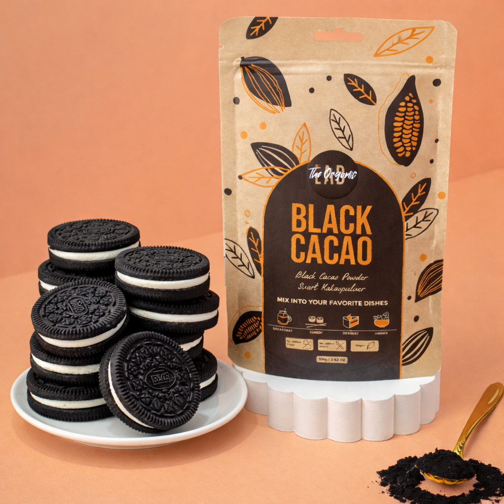 بسكويت أوريو منزلي الصنع بحشوة كريمية، بجوار كيس مسحوق الكاكاو الأسود من The Organic Lab