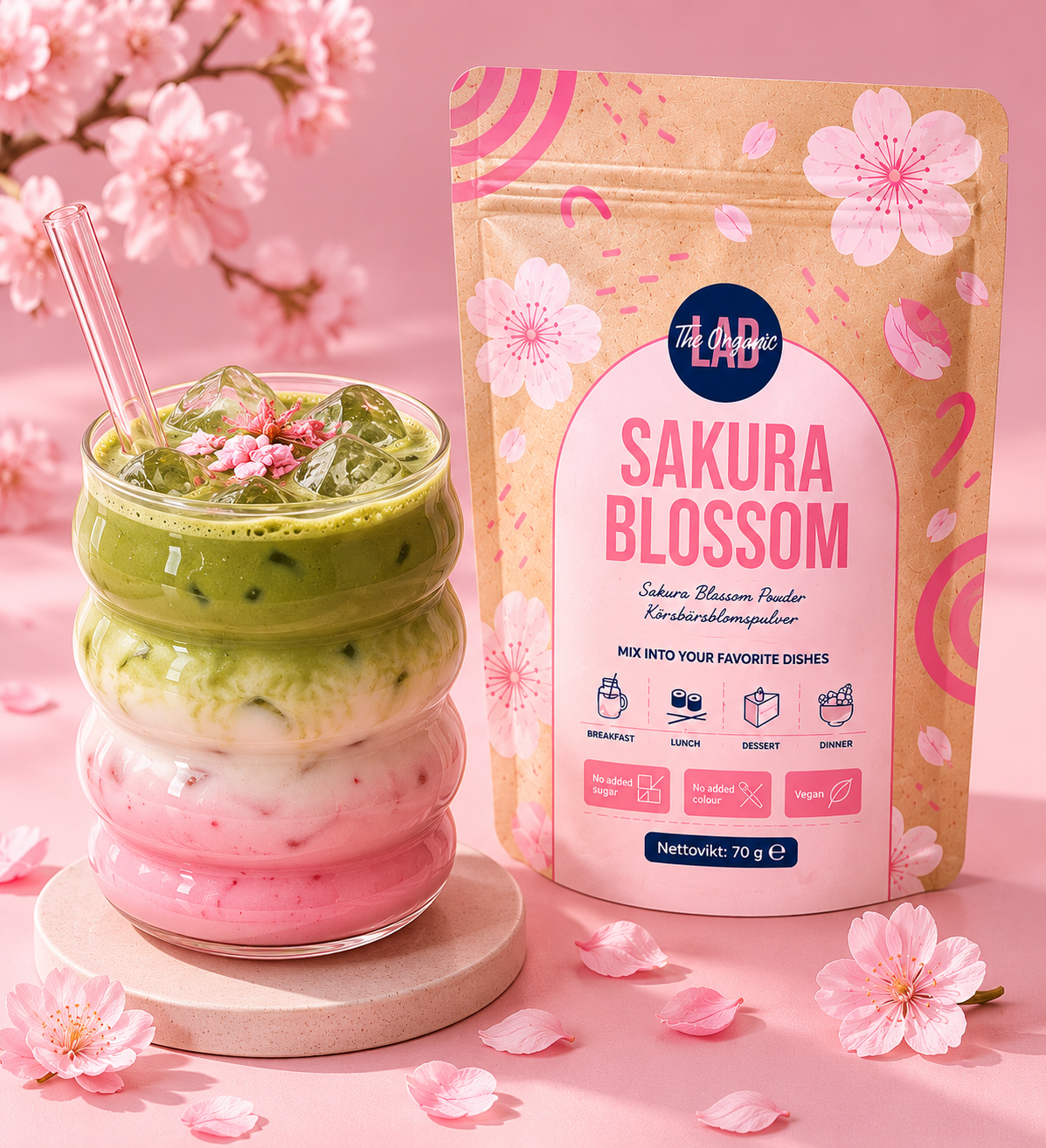 Sluoksniuotas matcha ir sakurų šaltas latte su vyšnių žiedais